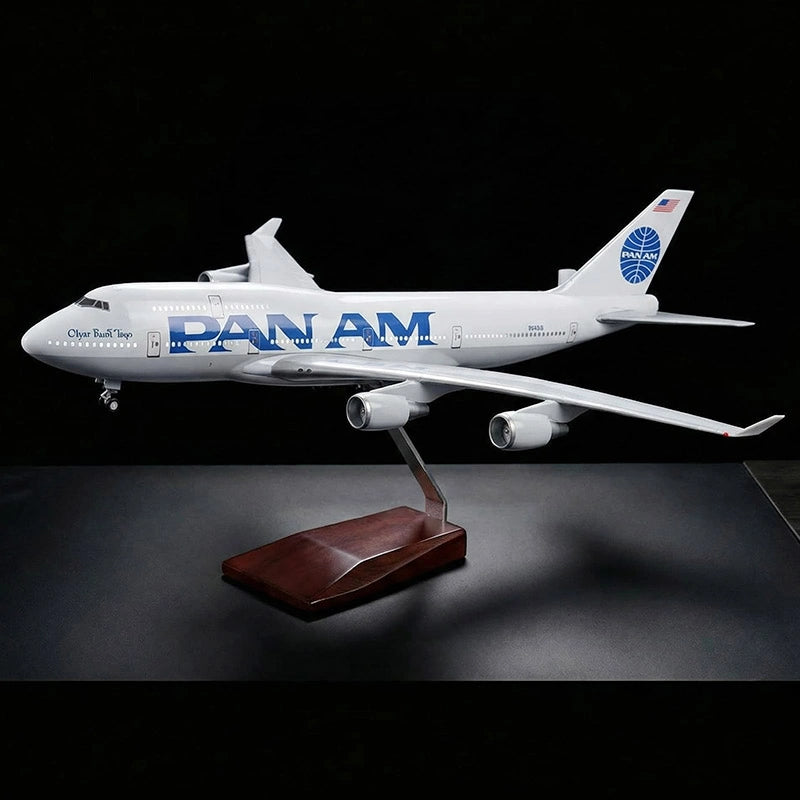 Pan Am Boeing 747 “Queen of the Skies” model aircraft 1:150 scale on display stand